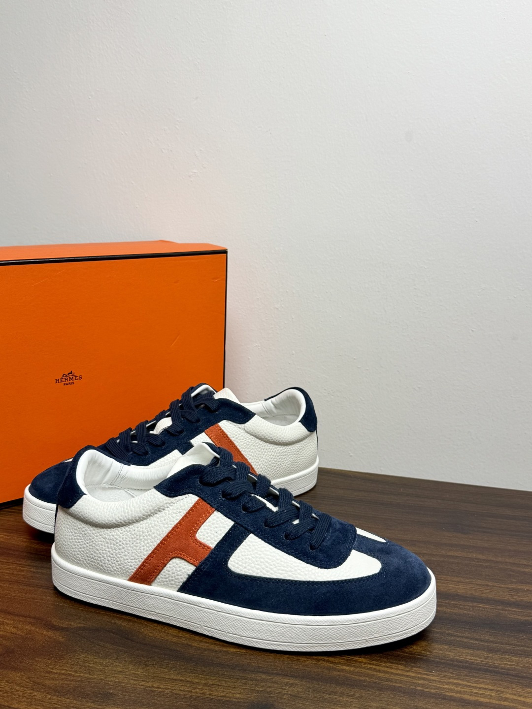 Hermès Jet 运动鞋（德训鞋）​​，麂皮山羊皮 + 小牛皮拼接鞋面， 生胶锯齿底 ，鞋底高度约2.2cm，意大利