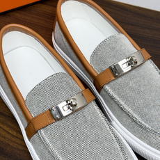 Hermès Game 免系带运动鞋,帆布拼皮款,一脚蹬乐福鞋造型,没有鞋带,穿脱更方便。灰色H帆布鞋面 + 小 Hermès Game 免系带运动鞋,帆布拼皮款,一脚蹬乐福鞋造型,没有鞋带,穿脱更方便。灰色H帆布鞋面 + 小
