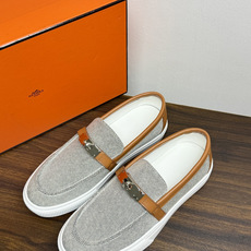 Hermès Game 免系带运动鞋,帆布拼皮款,一脚蹬乐福鞋造型,没有鞋带,穿脱更方便。灰色H帆布鞋面 + 小 Hermès Game 免系带运动鞋,帆布拼皮款,一脚蹬乐福鞋造型,没有鞋带,穿脱更方便。灰色H帆布鞋面 + 小