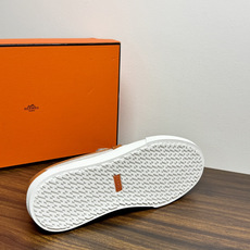 Hermès Game 免系带运动鞋,帆布拼皮款,一脚蹬乐福鞋造型,没有鞋带,穿脱更方便。灰色H帆布鞋面 + 小 Hermès Game 免系带运动鞋,帆布拼皮款,一脚蹬乐福鞋造型,没有鞋带,穿脱更方便。灰色H帆布鞋面 + 小