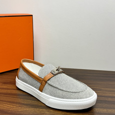 Hermès Game 免系带运动鞋,帆布拼皮款,一脚蹬乐福鞋造型,没有鞋带,穿脱更方便。灰色H帆布鞋面 + 小 Hermès Game 免系带运动鞋,帆布拼皮款,一脚蹬乐福鞋造型,没有鞋带,穿脱更方便。灰色H帆布鞋面 + 小