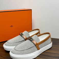 Hermès Game 免系带运动鞋,帆布拼皮款,一脚蹬乐福鞋造型,没有鞋带,穿脱更方便。灰色H帆布鞋面 + 小 Hermès Game 免系带运动鞋,帆布拼皮款,一脚蹬乐福鞋造型,没有鞋带,穿脱更方便。灰色H帆布鞋面 + 小