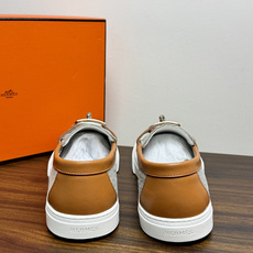 Hermès Game 免系带运动鞋,帆布拼皮款,一脚蹬乐福鞋造型,没有鞋带,穿脱更方便。灰色H帆布鞋面 + 小 Hermès Game 免系带运动鞋,帆布拼皮款,一脚蹬乐福鞋造型,没有鞋带,穿脱更方便。灰色H帆布鞋面 + 小