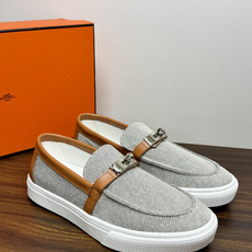 Hermès Game 免系带运动鞋,帆布拼皮款,一脚蹬乐福鞋造型,没有鞋带,穿脱更方便。灰色H帆布鞋面 + 小 Hermès Game 免系带运动鞋,帆布拼皮款,一脚蹬乐福鞋造型,没有鞋带,穿脱更方便。灰色H帆布鞋面 + 小