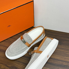 Hermès Game 免系带运动鞋,帆布拼皮款,一脚蹬乐福鞋造型,没有鞋带,穿脱更方便。灰色H帆布鞋面 + 小 Hermès Game 免系带运动鞋,帆布拼皮款,一脚蹬乐福鞋造型,没有鞋带,穿脱更方便。灰色H帆布鞋面 + 小