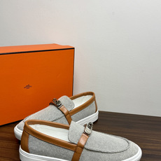 Hermès Game 免系带运动鞋,帆布拼皮款,一脚蹬乐福鞋造型,没有鞋带,穿脱更方便。灰色H帆布鞋面 + 小 Hermès Game 免系带运动鞋,帆布拼皮款,一脚蹬乐福鞋造型,没有鞋带,穿脱更方便。灰色H帆布鞋面 + 小