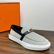 Hermès Game 免系带运动鞋,帆布拼皮款,一脚蹬乐福鞋造型,没有鞋带,穿脱更方便。灰色H帆布鞋面 + 小 Hermès Game 免系带运动鞋,帆布拼皮款,一脚蹬乐福鞋造型,没有鞋带,穿脱更方便。灰色H帆布鞋面 + 小