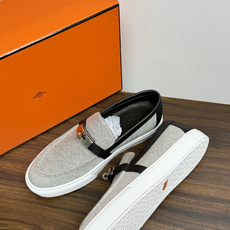 Hermès Game 免系带运动鞋,帆布拼皮款,一脚蹬乐福鞋造型,没有鞋带,穿脱更方便。灰色H帆布鞋面 + 小 Hermès Game 免系带运动鞋,帆布拼皮款,一脚蹬乐福鞋造型,没有鞋带,穿脱更方便。灰色H帆布鞋面 + 小