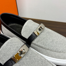 Hermès Game 免系带运动鞋,帆布拼皮款,一脚蹬乐福鞋造型,没有鞋带,穿脱更方便。灰色H帆布鞋面 + 小 Hermès Game 免系带运动鞋,帆布拼皮款,一脚蹬乐福鞋造型,没有鞋带,穿脱更方便。灰色H帆布鞋面 + 小