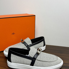 Hermès Game 免系带运动鞋,帆布拼皮款,一脚蹬乐福鞋造型,没有鞋带,穿脱更方便。灰色H帆布鞋面 + 小 Hermès Game 免系带运动鞋,帆布拼皮款,一脚蹬乐福鞋造型,没有鞋带,穿脱更方便。灰色H帆布鞋面 + 小