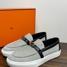 Hermès Game 免系带运动鞋,帆布拼皮款,一脚蹬乐福鞋造型,没有鞋带,穿脱更方便。灰色H帆布鞋面 + 小 Hermès Game 免系带运动鞋,帆布拼皮款,一脚蹬乐福鞋造型,没有鞋带,穿脱更方便。灰色H帆布鞋面 + 小