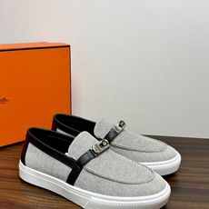 Hermès Game 免系带运动鞋,帆布拼皮款,一脚蹬乐福鞋造型,没有鞋带,穿脱更方便。灰色H帆布鞋面 + 小 Hermès Game 免系带运动鞋,帆布拼皮款,一脚蹬乐福鞋造型,没有鞋带,穿脱更方便。灰色H帆布鞋面 + 小