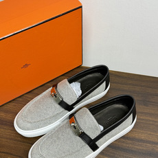 Hermès Game 免系带运动鞋,帆布拼皮款,一脚蹬乐福鞋造型,没有鞋带,穿脱更方便。灰色H帆布鞋面 + 小 Hermès Game 免系带运动鞋,帆布拼皮款,一脚蹬乐福鞋造型,没有鞋带,穿脱更方便。灰色H帆布鞋面 + 小