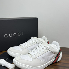 Gucci 镂空GG暗纹板鞋,鞋面最显眼的是满版 镂空穿孔GG暗纹 ——远看是纯色皮面,近看才能发现双G图案,低调但 Gucci 镂空GG暗纹板鞋,鞋面最显眼的是满版 镂空穿孔GG暗纹 ——远看是纯色皮面,近看才能发现双G图案,低调但