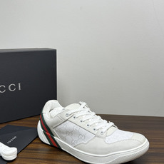 Gucci 镂空GG暗纹板鞋,鞋面最显眼的是满版 镂空穿孔GG暗纹 ——远看是纯色皮面,近看才能发现双G图案,低调但 Gucci 镂空GG暗纹板鞋,鞋面最显眼的是满版 镂空穿孔GG暗纹 ——远看是纯色皮面,近看才能发现双G图案,低调但