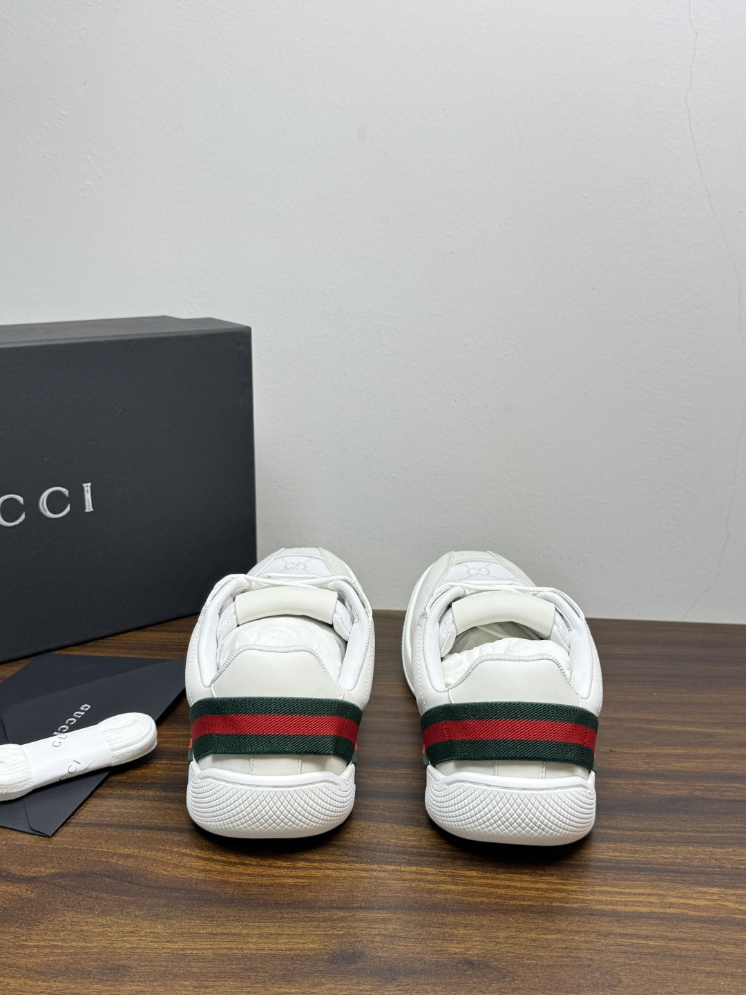 Gucci 镂空GG暗纹板鞋,鞋面最显眼的是满版 镂空穿孔GG暗纹 ——远看是纯色皮面,近看才能发现双G图案,低调但 Gucci 镂空GG暗纹板鞋,鞋面最显眼的是满版 镂空穿孔GG暗纹 ——远看是纯色皮面,近看才能发现双G图案,低调但