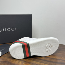 Gucci 镂空GG暗纹板鞋,鞋面最显眼的是满版 镂空穿孔GG暗纹 ——远看是纯色皮面,近看才能发现双G图案,低调但 Gucci 镂空GG暗纹板鞋,鞋面最显眼的是满版 镂空穿孔GG暗纹 ——远看是纯色皮面,近看才能发现双G图案,低调但