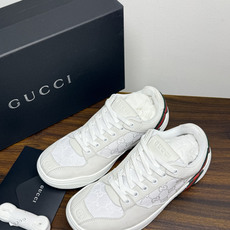 Gucci 镂空GG暗纹板鞋,鞋面最显眼的是满版 镂空穿孔GG暗纹 ——远看是纯色皮面,近看才能发现双G图案,低调但 Gucci 镂空GG暗纹板鞋,鞋面最显眼的是满版 镂空穿孔GG暗纹 ——远看是纯色皮面,近看才能发现双G图案,低调但
