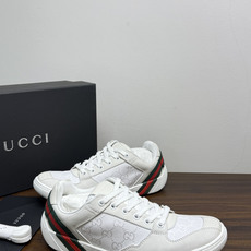 Gucci 镂空GG暗纹板鞋,鞋面最显眼的是满版 镂空穿孔GG暗纹 ——远看是纯色皮面,近看才能发现双G图案,低调但 Gucci 镂空GG暗纹板鞋,鞋面最显眼的是满版 镂空穿孔GG暗纹 ——远看是纯色皮面,近看才能发现双G图案,低调但