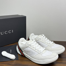 Gucci 镂空GG暗纹板鞋,鞋面最显眼的是满版 镂空穿孔GG暗纹 ——远看是纯色皮面,近看才能发现双G图案,低调但 Gucci 镂空GG暗纹板鞋,鞋面最显眼的是满版 镂空穿孔GG暗纹 ——远看是纯色皮面,近看才能发现双G图案,低调但