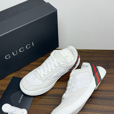 Gucci 镂空GG暗纹板鞋,鞋面最显眼的是满版 镂空穿孔GG暗纹 ——远看是纯色皮面,近看才能发现双G图案,低调但 Gucci 镂空GG暗纹板鞋,鞋面最显眼的是满版 镂空穿孔GG暗纹 ——远看是纯色皮面,近看才能发现双G图案,低调但
