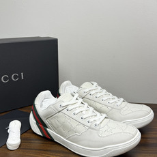 Gucci 镂空GG暗纹板鞋,鞋面最显眼的是满版 镂空穿孔GG暗纹 ——远看是纯色皮面,近看才能发现双G图案,低调 Gucci 镂空GG暗纹板鞋,鞋面最显眼的是满版 镂空穿孔GG暗纹 ——远看是纯色皮面,近看才能发现双G图案,低调