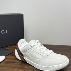 Gucci 镂空GG暗纹板鞋,鞋面最显眼的是满版 镂空穿孔GG暗纹 ——远看是纯色皮面,近看才能发现双G图案,低调 Gucci 镂空GG暗纹板鞋,鞋面最显眼的是满版 镂空穿孔GG暗纹 ——远看是纯色皮面,近看才能发现双G图案,低调