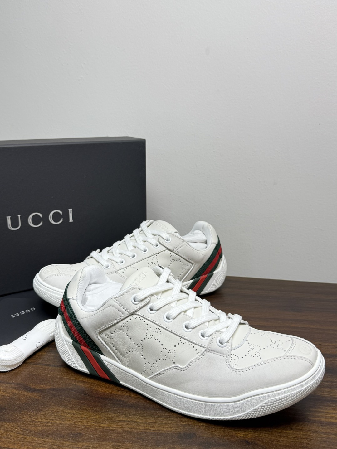 Gucci 镂空GG暗纹板鞋,鞋面最显眼的是满版 镂空穿孔GG暗纹 ——远看是纯色皮面,近看才能发现双G图案,低调 Gucci 镂空GG暗纹板鞋,鞋面最显眼的是满版 镂空穿孔GG暗纹 ——远看是纯色皮面,近看才能发现双G图案,低调
