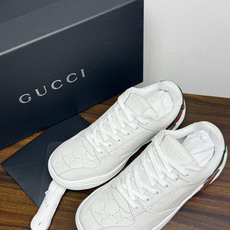 Gucci 镂空GG暗纹板鞋,鞋面最显眼的是满版 镂空穿孔GG暗纹 ——远看是纯色皮面,近看才能发现双G图案,低调 Gucci 镂空GG暗纹板鞋,鞋面最显眼的是满版 镂空穿孔GG暗纹 ——远看是纯色皮面,近看才能发现双G图案,低调
