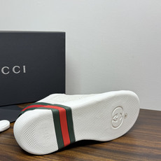 Gucci 镂空GG暗纹板鞋,鞋面最显眼的是满版 镂空穿孔GG暗纹 ——远看是纯色皮面,近看才能发现双G图案,低调 Gucci 镂空GG暗纹板鞋,鞋面最显眼的是满版 镂空穿孔GG暗纹 ——远看是纯色皮面,近看才能发现双G图案,低调