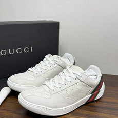 Gucci 镂空GG暗纹板鞋,鞋面最显眼的是满版 镂空穿孔GG暗纹 ——远看是纯色皮面,近看才能发现双G图案,低调 Gucci 镂空GG暗纹板鞋,鞋面最显眼的是满版 镂空穿孔GG暗纹 ——远看是纯色皮面,近看才能发现双G图案,低调