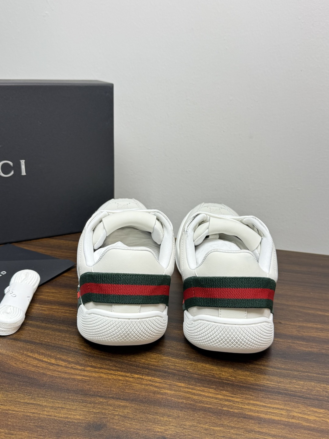 Gucci 镂空GG暗纹板鞋,鞋面最显眼的是满版 镂空穿孔GG暗纹 ——远看是纯色皮面,近看才能发现双G图案,低调 Gucci 镂空GG暗纹板鞋,鞋面最显眼的是满版 镂空穿孔GG暗纹 ——远看是纯色皮面,近看才能发现双G图案,低调