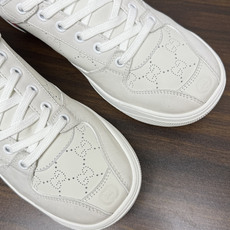 Gucci 镂空GG暗纹板鞋,鞋面最显眼的是满版 镂空穿孔GG暗纹 ——远看是纯色皮面,近看才能发现双G图案,低调 Gucci 镂空GG暗纹板鞋,鞋面最显眼的是满版 镂空穿孔GG暗纹 ——远看是纯色皮面,近看才能发现双G图案,低调
