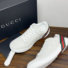 Gucci 镂空GG暗纹板鞋,鞋面最显眼的是满版 镂空穿孔GG暗纹 ——远看是纯色皮面,近看才能发现双G图案,低调 Gucci 镂空GG暗纹板鞋,鞋面最显眼的是满版 镂空穿孔GG暗纹 ——远看是纯色皮面,近看才能发现双G图案,低调
