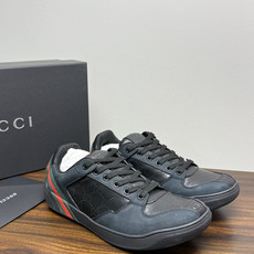 Gucci 镂空GG暗纹板鞋,鞋面最显眼的是满版 镂空穿孔GG暗纹 ——远看是纯色皮面,近看才能发现双G图案,低调 Gucci 镂空GG暗纹板鞋,鞋面最显眼的是满版 镂空穿孔GG暗纹 ——远看是纯色皮面,近看才能发现双G图案,低调
