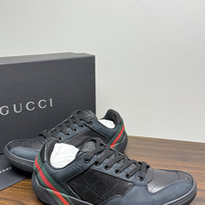 Gucci 镂空GG暗纹板鞋,鞋面最显眼的是满版 镂空穿孔GG暗纹 ——远看是纯色皮面,近看才能发现双G图案,低调 Gucci 镂空GG暗纹板鞋,鞋面最显眼的是满版 镂空穿孔GG暗纹 ——远看是纯色皮面,近看才能发现双G图案,低调