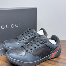 Gucci 镂空GG暗纹板鞋,鞋面最显眼的是满版 镂空穿孔GG暗纹 ——远看是纯色皮面,近看才能发现双G图案,低调 Gucci 镂空GG暗纹板鞋,鞋面最显眼的是满版 镂空穿孔GG暗纹 ——远看是纯色皮面,近看才能发现双G图案,低调