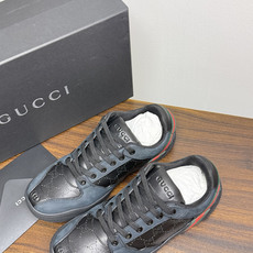 Gucci 镂空GG暗纹板鞋,鞋面最显眼的是满版 镂空穿孔GG暗纹 ——远看是纯色皮面,近看才能发现双G图案,低调 Gucci 镂空GG暗纹板鞋,鞋面最显眼的是满版 镂空穿孔GG暗纹 ——远看是纯色皮面,近看才能发现双G图案,低调