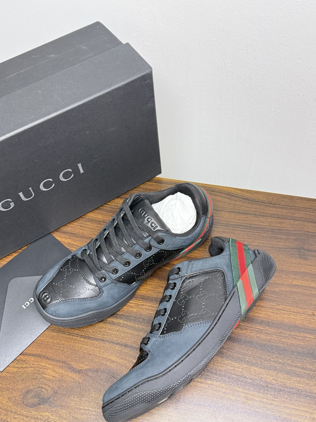 Gucci 镂空GG暗纹板鞋,鞋面最显眼的是满版 镂空穿孔GG暗纹 ——远看是纯色皮面,近看才能发现双G图案,低调 Gucci 镂空GG暗纹板鞋,鞋面最显眼的是满版 镂空穿孔GG暗纹 ——远看是纯色皮面,近看才能发现双G图案,低调