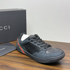 Gucci 镂空GG暗纹板鞋,鞋面最显眼的是满版 镂空穿孔GG暗纹 ——远看是纯色皮面,近看才能发现双G图案,低调 Gucci 镂空GG暗纹板鞋,鞋面最显眼的是满版 镂空穿孔GG暗纹 ——远看是纯色皮面,近看才能发现双G图案,低调