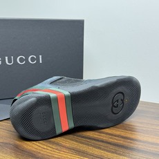 Gucci 镂空GG暗纹板鞋,鞋面最显眼的是满版 镂空穿孔GG暗纹 ——远看是纯色皮面,近看才能发现双G图案,低调 Gucci 镂空GG暗纹板鞋,鞋面最显眼的是满版 镂空穿孔GG暗纹 ——远看是纯色皮面,近看才能发现双G图案,低调