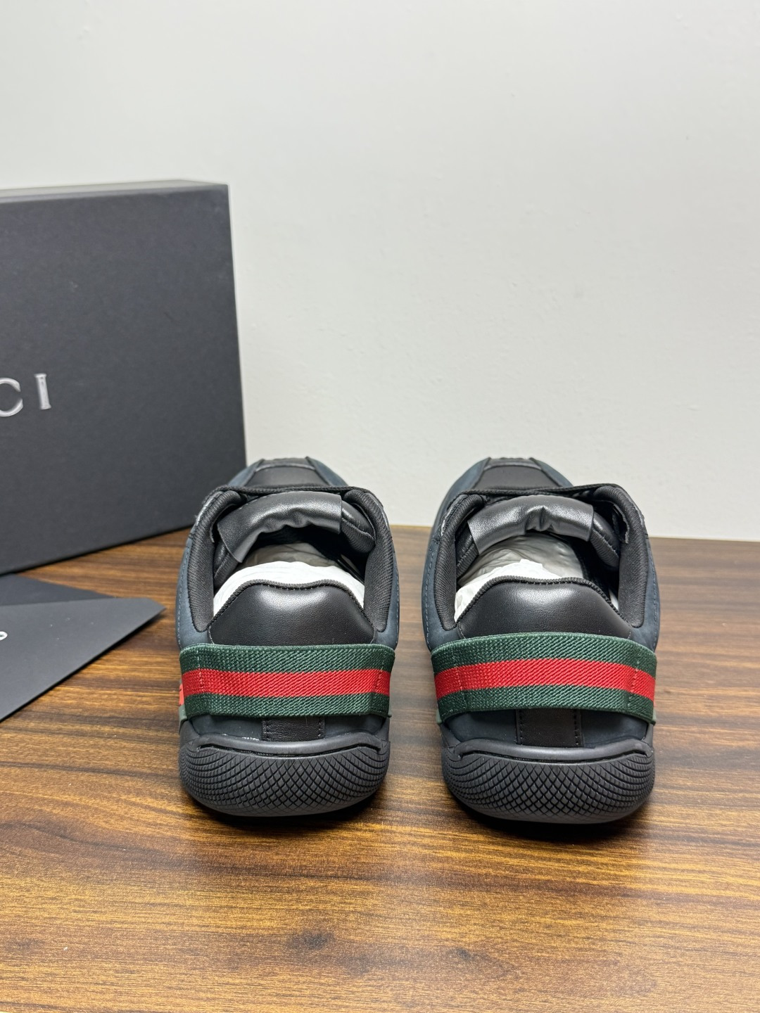 Gucci 镂空GG暗纹板鞋,鞋面最显眼的是满版 镂空穿孔GG暗纹 ——远看是纯色皮面,近看才能发现双G图案,低调 Gucci 镂空GG暗纹板鞋,鞋面最显眼的是满版 镂空穿孔GG暗纹 ——远看是纯色皮面,近看才能发现双G图案,低调