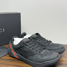 Gucci 镂空GG暗纹板鞋,鞋面最显眼的是满版 镂空穿孔GG暗纹 ——远看是纯色皮面,近看才能发现双G图案,低调 Gucci 镂空GG暗纹板鞋,鞋面最显眼的是满版 镂空穿孔GG暗纹 ——远看是纯色皮面,近看才能发现双G图案,低调