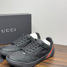 Gucci 镂空GG暗纹板鞋,鞋面最显眼的是满版 镂空穿孔GG暗纹 ——远看是纯色皮面,近看才能发现双G图案,低调 Gucci 镂空GG暗纹板鞋,鞋面最显眼的是满版 镂空穿孔GG暗纹 ——远看是纯色皮面,近看才能发现双G图案,低调