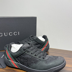 Gucci 镂空GG暗纹板鞋,鞋面最显眼的是满版 镂空穿孔GG暗纹 ——远看是纯色皮面,近看才能发现双G图案,低调 Gucci 镂空GG暗纹板鞋,鞋面最显眼的是满版 镂空穿孔GG暗纹 ——远看是纯色皮面,近看才能发现双G图案,低调