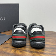 Gucci 镂空GG暗纹板鞋,鞋面最显眼的是满版 镂空穿孔GG暗纹 ——远看是纯色皮面,近看才能发现双G图案,低调 Gucci 镂空GG暗纹板鞋,鞋面最显眼的是满版 镂空穿孔GG暗纹 ——远看是纯色皮面,近看才能发现双G图案,低调