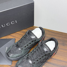 Gucci 镂空GG暗纹板鞋,鞋面最显眼的是满版 镂空穿孔GG暗纹 ——远看是纯色皮面,近看才能发现双G图案,低调 Gucci 镂空GG暗纹板鞋,鞋面最显眼的是满版 镂空穿孔GG暗纹 ——远看是纯色皮面,近看才能发现双G图案,低调