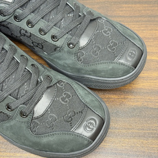 Gucci 镂空GG暗纹板鞋,鞋面最显眼的是满版 镂空穿孔GG暗纹 ——远看是纯色皮面,近看才能发现双G图案,低调 Gucci 镂空GG暗纹板鞋,鞋面最显眼的是满版 镂空穿孔GG暗纹 ——远看是纯色皮面,近看才能发现双G图案,低调