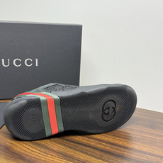 Gucci 镂空GG暗纹板鞋,鞋面最显眼的是满版 镂空穿孔GG暗纹 ——远看是纯色皮面,近看才能发现双G图案,低调 Gucci 镂空GG暗纹板鞋,鞋面最显眼的是满版 镂空穿孔GG暗纹 ——远看是纯色皮面,近看才能发现双G图案,低调
