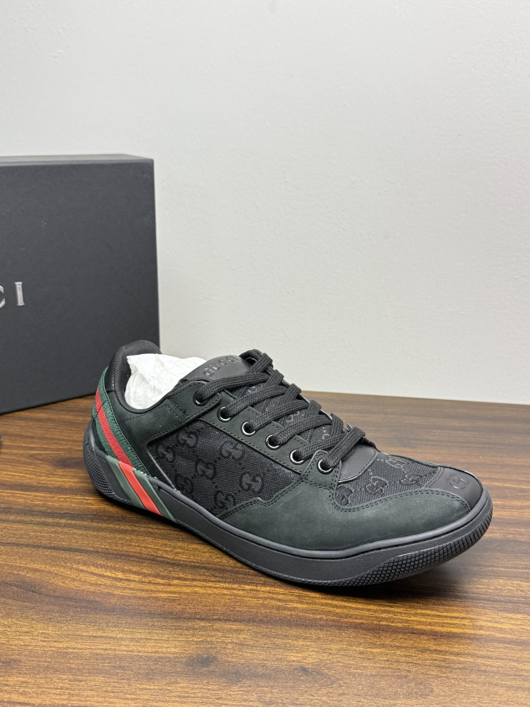 Gucci 镂空GG暗纹板鞋,鞋面最显眼的是满版 镂空穿孔GG暗纹 ——远看是纯色皮面,近看才能发现双G图案,低调 Gucci 镂空GG暗纹板鞋,鞋面最显眼的是满版 镂空穿孔GG暗纹 ——远看是纯色皮面,近看才能发现双G图案,低调